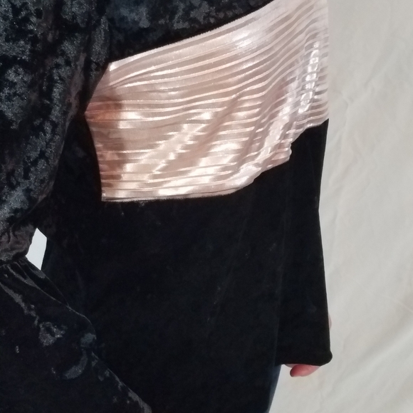 Beautiful woman's velvet top - Picture 7 of 9